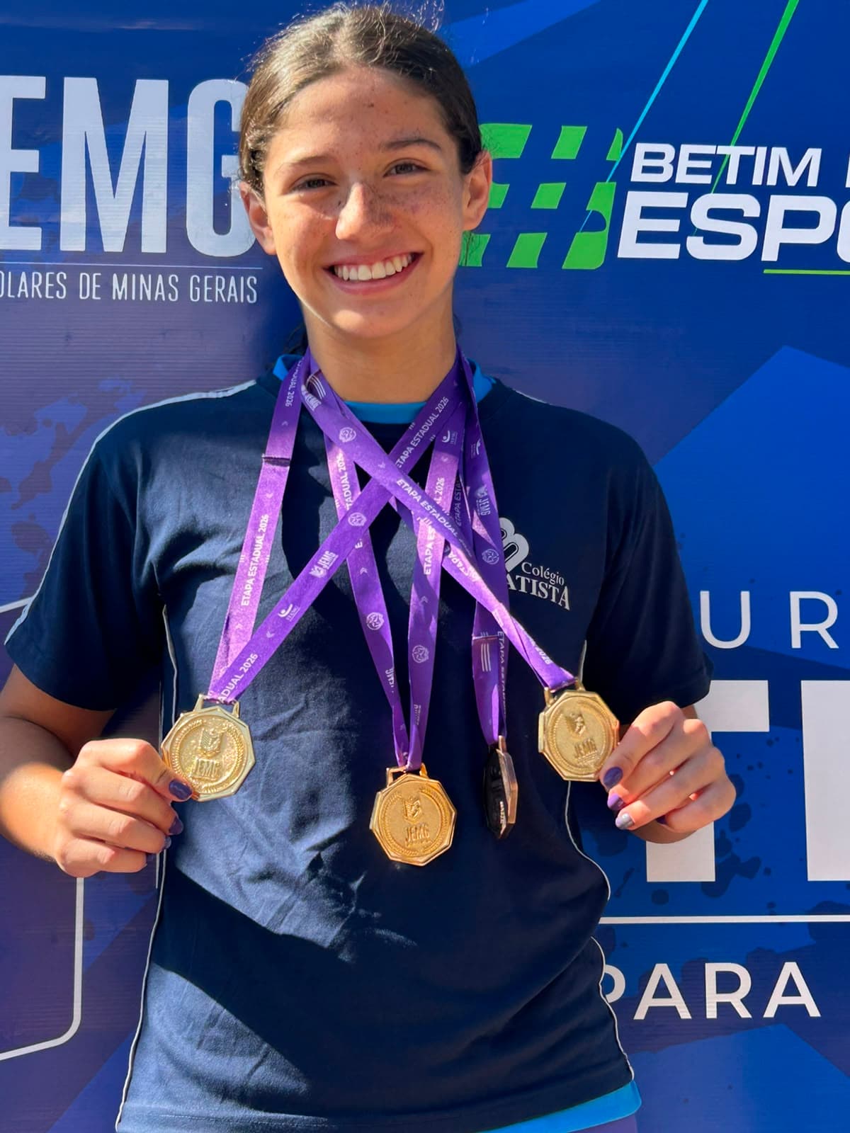 Nicolly exibindo medalhas